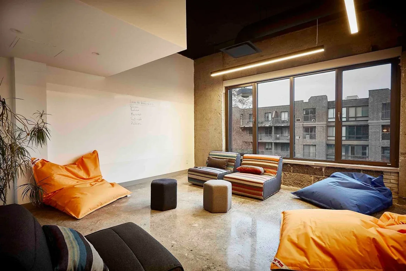 Casual breakout space with seating in the Aloweb workspace